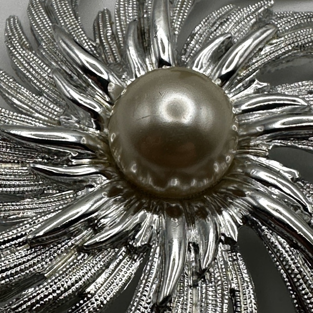 Vintage 1960s Stamped Sarah Coventry Silver Brooch with Pearl Center - Picture 2 of 7